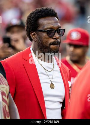 09 septembre 2024 Santa Clara CA U.S.A 49ers linebacker et intronisé au Pro Football Hall of Famer Patrick Willis se tient sur le terrain lors de la cérémonie du Temple de la renommée des 49ers pour son coéquipier Frank Gore lors du match de football du lundi soir de la NFL entre les jets de New York et les 49ers de San Francisco. Les 49ers ont battu les jets 32-19 au Levi Stadium San Francisco Calif. Thurman James/CSM (crédit image : © Thurman James/Cal Sport Media) Banque D'Images