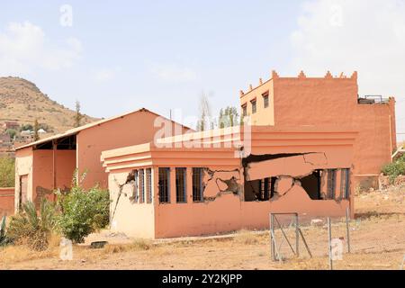 Premier anniversaire du tremblement de terre du 8 septembre 2023 à Asni au pied du Haut Atlas au Maroc : école détruite par le tremblement de terre et rebu Banque D'Images