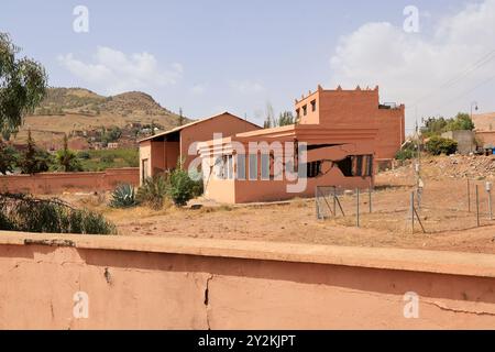 Premier anniversaire du tremblement de terre du 8 septembre 2023 à Asni au pied du Haut Atlas au Maroc : école détruite par le tremblement de terre et rebu Banque D'Images