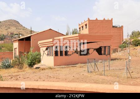 Premier anniversaire du tremblement de terre du 8 septembre 2023 à Asni au pied du Haut Atlas au Maroc : école détruite par le tremblement de terre et rebu Banque D'Images