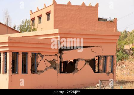 Premier anniversaire du tremblement de terre du 8 septembre 2023 à Asni au pied du Haut Atlas au Maroc : école détruite par le tremblement de terre et rebu Banque D'Images