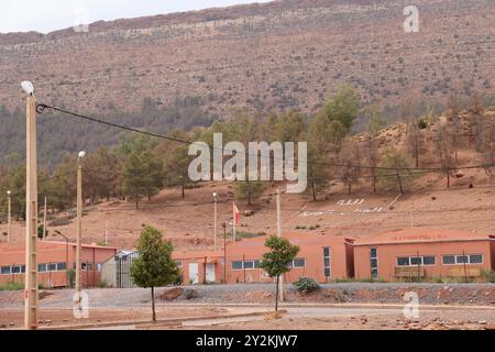 Premier anniversaire du tremblement de terre du 8 septembre 2023 à Asni au pied du Haut Atlas au Maroc : école détruite par le tremblement de terre et rebu Banque D'Images