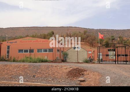 Premier anniversaire du tremblement de terre du 8 septembre 2023 à Asni au pied du Haut Atlas au Maroc : école détruite par le tremblement de terre et rebu Banque D'Images