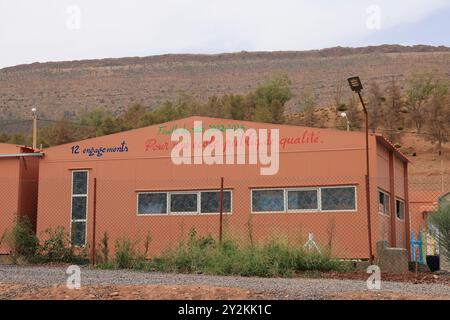 Premier anniversaire du tremblement de terre du 8 septembre 2023 à Asni au pied du Haut Atlas au Maroc : école détruite par le tremblement de terre et rebu Banque D'Images