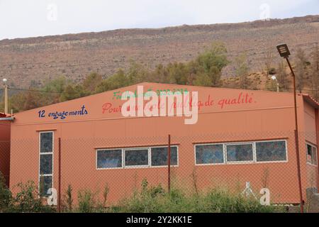 Premier anniversaire du tremblement de terre du 8 septembre 2023 à Asni au pied du Haut Atlas au Maroc : école détruite par le tremblement de terre et rebu Banque D'Images