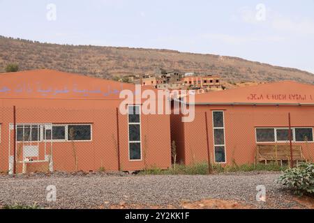 Premier anniversaire du tremblement de terre du 8 septembre 2023 à Asni au pied du Haut Atlas au Maroc : école détruite par le tremblement de terre et rebu Banque D'Images