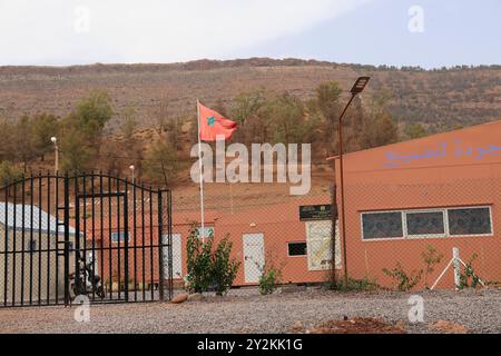 Premier anniversaire du tremblement de terre du 8 septembre 2023 à Asni au pied du Haut Atlas au Maroc : école détruite par le tremblement de terre et rebu Banque D'Images