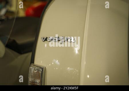 Scooter Vespa blanc avec bandes de drapeau italien et Sidecar. PhotoA scooter blanc immaculé Vespa de haute qualité est orné de rayures de drapeau italien élégant Banque D'Images