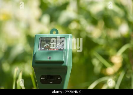 Indicateur d'humidité, d'intensité lumineuse et de pH du sol en gros plan, concept de technologie agricole Banque D'Images