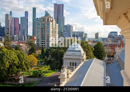 Vue sur le centre-ville de Melbourne/Naarm depuis la promenade du dôme sur le Royal Exhibition Building Banque D'Images