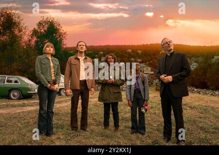 DATE DE SORTIE : octobre 2024.TITLE : Salem's Lot. STUDIO : New Line Cinema. RÉALISATEUR : Gary Dauberman INTRIGUE : L'auteur Ben Mears retourne dans sa maison d'enfance du Lot de Jérusalem à la recherche d'inspiration pour son prochain livre seulement pour découvrir que sa ville natale est la proie d'un vampire assoiffé de sang. EN VEDETTE : LEWIS PULLMAN dans le rôle de Ben Mears, MAKENZIE LEIGH dans le rôle de Susan Norton, ALFRE WOODWARD dans le rôle de Dr Cody, JORDAN PRESTON CARTER dans le rôle de Mark Petrie, JOHN BENJAMIN HICKEY dans le rôle du père Callahan studio shot. (Crédit image : © New Line Cinema/Entertainment Pictures/ZUMAPRESS.com) USAGE ÉDITORIAL UNIQUEMENT ! Non destiné à UN USAGE commercial ! Banque D'Images