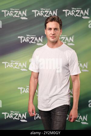 Hambourg, Allemagne. 09th Sep, 2024. SPERRR. 11.09.06.30 AM Alexander Klaws, acteur, lors d'une courte photo dans le Theater Kehrwieder à Stage Entertainment. En 2010, Klaws a été le premier Tarzan dans la comédie musicale Disney du même nom à Hambourg, maintenant il est de retour sur scène en tant que Jungle Boy. Crédit : Christian Charisius/dpa/Alamy Live News Banque D'Images