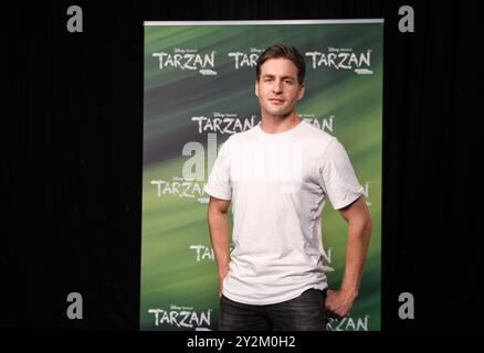 Hambourg, Allemagne. 09th Sep, 2024. SPERRR. 11.09.06.30 AM Alexander Klaws, acteur, lors d'une courte photo dans le Theater Kehrwieder à Stage Entertainment. En 2010, Klaws a été le premier Tarzan dans la comédie musicale Disney du même nom à Hambourg, maintenant il est de retour sur scène en tant que Jungle Boy. Crédit : Christian Charisius/dpa/Alamy Live News Banque D'Images