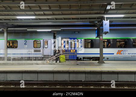 Pologne, Voïvodie de Grande-Pologne, Poznan. 11 décembre 2023. Gare centrale Poznan Glowny. Vue du train PKP polonais. Banque D'Images