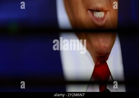 Bloomington, États-Unis. 10 septembre 2024. BLOOMINGTON, INDIANA - 10 SEPTEMBRE : Donald Trump, candidat républicain à la présidence, prend la parole lors d'un débat diffusé sur CNN, à Nick's English Hut, le 10 septembre 2024 à Bloomington, Indiana. Après avoir remporté la nomination du Parti démocrate suite à la décision du président Joe Biden de quitter la course, candidat démocrate à la présidence, le vice-président américain Kamala Harris affronte l'ancien président Donald Trump, candidat républicain à la présidence. (Vidéo par Credit : Jeremy Hogan/Alamy Live News Banque D'Images