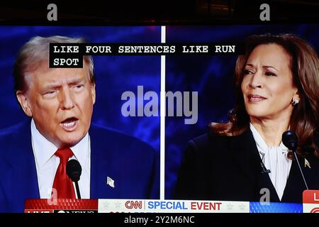 Bloomington, États-Unis. 10 septembre 2024. BLOOMINGTON, INDIANA - 10 SEPTEMBRE : le candidat président républicain Donald Trump et le candidat démocrate Kamala Harris lors d'un débat diffusé sur CNN, à Nick's English Hut, le 10 septembre 2024 à Bloomington, Indiana. Après avoir remporté la nomination du Parti démocrate suite à la décision du président Joe Biden de quitter la course, candidat démocrate à la présidence, le vice-président américain Kamala Harris affronte l'ancien président Donald Trump, candidat républicain à la présidence. (Vidéo par Credit : Jeremy Hogan/Alamy Live News Banque D'Images