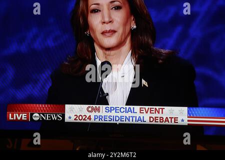 Bloomington, États-Unis. 10 septembre 2024. BLOOMINGTON, INDIANA - 10 SEPTEMBRE : le candidat président républicain Donald Trump et le candidat démocrate Kamala Harris lors d'un débat diffusé sur CNN, à Nick's English Hut, le 10 septembre 2024 à Bloomington, Indiana. Après avoir remporté la nomination du Parti démocrate suite à la décision du président Joe Biden de quitter la course, candidat démocrate à la présidence, le vice-président américain Kamala Harris affronte l'ancien président Donald Trump, candidat républicain à la présidence. (Vidéo par Credit : Jeremy Hogan/Alamy Live News Banque D'Images