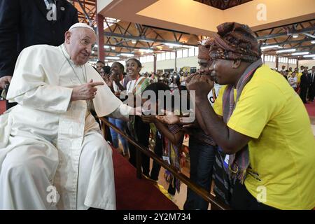 Le Pape François assiste à une rencontre avec des jeunes à Dili, Timor-Leste, le 11 septembre 2024. La rencontre a eu lieu au Centre des congrès et était le dernier événement public du voyage apostolique du Pape au Timor-Leste. Timor Leste est la troisième étape d'une tournée marathon de 12 jours dans la région Asie-Pacifique. Photo de (EV) Vatican Media/ABACAPRESS. COM Credit : Abaca Press/Alamy Live News Banque D'Images