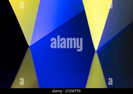 Des angles vifs et des teintes vives dans différentes teintes bleues et jaunes avec du noir se combinent pour former une composition abstraite captivante, mettant en valeur la beauté de Banque D'Images