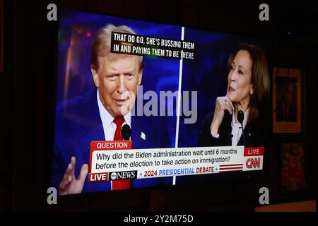 Bloomington, États-Unis. 10 septembre 2024. BLOOMINGTON, INDIANA - 10 SEPTEMBRE : le candidat président républicain Donald Trump et le candidat démocrate Kamala Harris lors d'un débat diffusé sur CNN, à Nick's English Hut, le 10 septembre 2024 à Bloomington, Indiana. Après avoir remporté la nomination du Parti démocrate suite à la décision du président Joe Biden de quitter la course, candidat démocrate à la présidence, le vice-président américain Kamala Harris affronte l'ancien président Donald Trump, candidat républicain à la présidence. (Vidéo par Credit : Jeremy Hogan/Alamy Live News Banque D'Images