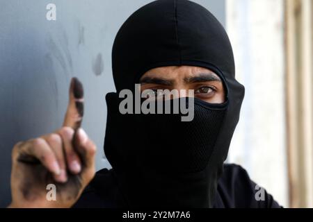 Djénine, Cisjordanie, Palestine. Les affrontements se poursuivent entre les troupes israéliennes et les Palestiniens à Djénine le deuxième jour d'une vaste opération militaire israélienne dans le camp de réfugiés palestiniens de Djénine, dans le nord de la Cisjordanie. Dans les premières heures du lundi 3 juillet, l'armée israélienne a lancé une offensive majeure avec des frappes aériennes et des troupes au sol dans le camp surpeuplé qui s'est poursuivie pendant un deuxième jour. Au moins 10 Palestiniens âgés de 16 à 23 ans ont été tués, tandis qu'au moins 120 Palestiniens auraient été blessés jusqu'à présent dans l'offensive en cours, que l'EI Banque D'Images