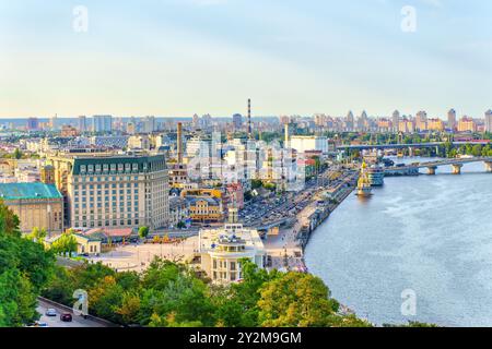 Kiev, Ukraine - 23 août 2024 : vue captivante mettant en valeur l'atmosphère animée de la place Poshtova et le superbe bord de rivière à Kiev. Banque D'Images