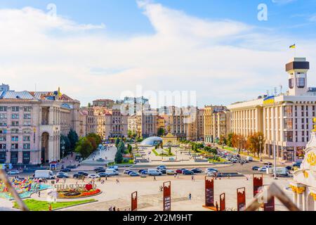 Vue aérienne capturant l'atmosphère animée de la place de l'indépendance parmi l'impressionnante architecture et les avenues bordées d'arbres de Kiev. Banque D'Images