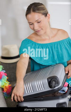 une femme faisant sa valise Banque D'Images