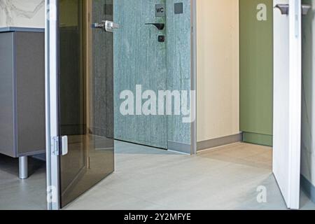 intérieur élégant avec portes au cabinet du dentiste Banque D'Images