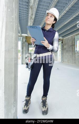 Avec un presse-papiers constructeur femelle Banque D'Images