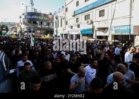 Djénine, Cisjordanie, Palestine. 15 novembre 2023. Les personnes en deuil assistent aux funérailles des Palestiniens tués lors du raid israélien de jeudi sur le camp de réfugiés de Djénine en Cisjordanie. 15 Palestiniens ont été tués et 20 autres blessés lors de l'assaut israélien contre le camp. Les forces israéliennes ont utilisé des drones et des bulldozers en plus des véhicules blindés. L'armée israélienne mène des raids nocturnes constants en Cisjordanie depuis un an et demi, mais ces raids se sont encore intensifiés depuis le 7 octobre Banque D'Images