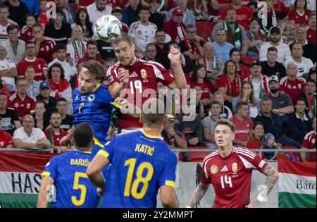 Budapest, Hongrie. 10 septembre 2024. Amar Dedic (top l) de Bosnie-Herzégovine affronte Barnabas Varga (top R) de Hongrie lors du match du Groupe A3 de l'UEFA Ligue des Nations entre la Hongrie et la Bosnie-Herzégovine à Budapest, Hongrie, le 10 septembre 2024. Crédit : Attila Volgyi/Xinhua/Alamy Live News Banque D'Images