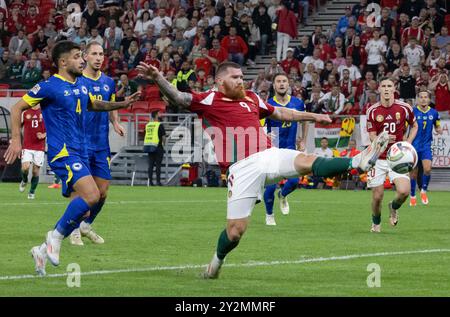 Budapest, Hongrie. 10 septembre 2024. Martin Adam (avant R) de Hongrie tire lors du match du Groupe A3 de l'UEFA entre la Hongrie et la Bosnie-Herzégovine à Budapest, Hongrie, le 10 septembre 2024. Crédit : Attila Volgyi/Xinhua/Alamy Live News Banque D'Images