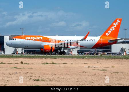 Airbus A320 avion de ligne de la compagnie low-cost Easyjet à l'aéroport d'Alicante. Banque D'Images