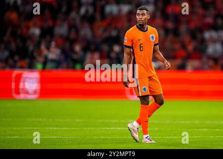 AMSTERDAM, PAYS-BAS - 10 SEPTEMBRE : Ryan Gravenberch, originaire des pays-Bas, regarde le match du Groupe A3 de l'UEFA Nations League 2024/25 League A entre les pays-Bas et l'Allemagne à la Johan Cruijff Arena le 10 septembre 2024 à Amsterdam, pays-Bas. (Photo de René Nijhuis) Banque D'Images