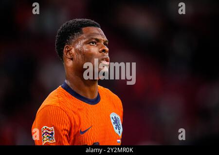 AMSTERDAM, PAYS-BAS - 10 SEPTEMBRE : Denzel Dumfries, des pays-Bas, regarde le match du Groupe A3 de la Ligue des Nations 2024/25 de l'UEFA entre les pays-Bas et l'Allemagne à la Johan Cruijff Arena le 10 septembre 2024 à Amsterdam, pays-Bas. (Photo de René Nijhuis) Banque D'Images