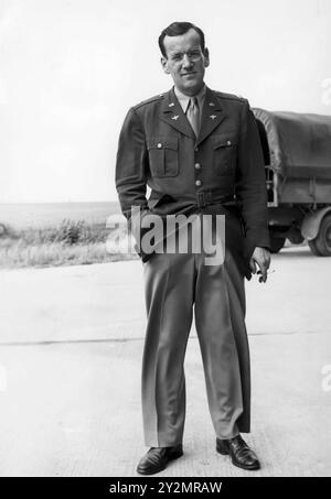 Glen Miller, légende du jazz et du big band, portant l'uniforme de l'US Army Air Forces, fumant une cigarette, années 1940 Banque D'Images