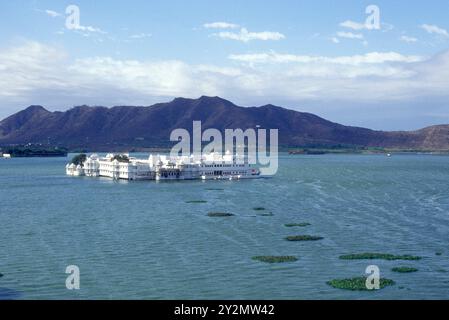 Une vue du palais Jagmandir sur le lac Pichhola dans la ville d'Udaipur dans la province du Rajasthan en Inde. Inde, Udaipur, janvier 1998 Banque D'Images