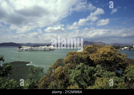 Une vue du palais Jagmandir sur le lac Pichhola dans la ville d'Udaipur dans la province du Rajasthan en Inde. Inde, Udaipur, janvier 1998 Banque D'Images