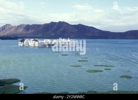 Une vue du palais Jagmandir sur le lac Pichhola dans la ville d'Udaipur dans la province du Rajasthan en Inde. Inde, Udaipur, janvier 1998 Banque D'Images