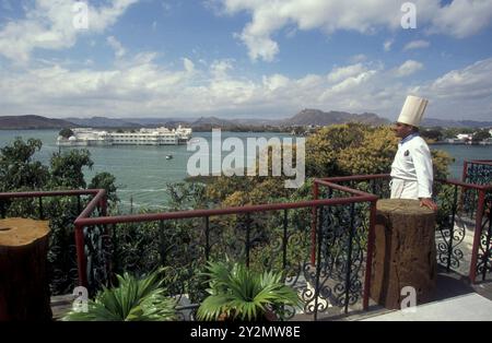 Une vue du palais Jagmandir sur le lac Pichhola dans la ville d'Udaipur dans la province du Rajasthan en Inde. Inde, Udaipur, janvier 1998 Banque D'Images