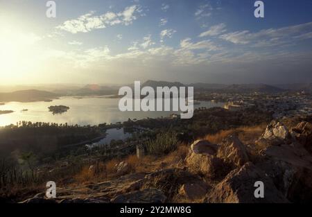 Une vue du palais Jagmandir sur le lac Pichhola dans la ville d'Udaipur dans la province du Rajasthan en Inde. Inde, Udaipur, janvier 1998 Banque D'Images