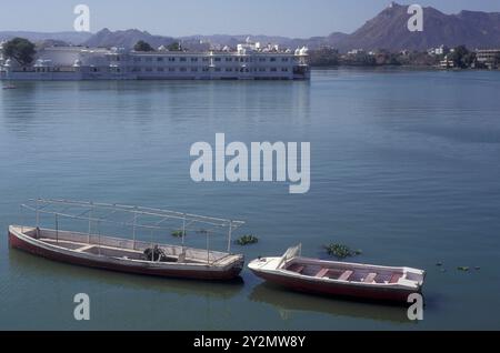 Une vue du palais Jagmandir sur le lac Pichhola dans la ville d'Udaipur dans la province du Rajasthan en Inde. Inde, Udaipur, janvier 1998 Banque D'Images