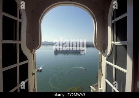 Une vue du palais Jagmandir sur le lac Pichhola dans la ville d'Udaipur dans la province du Rajasthan en Inde. Inde, Udaipur, janvier 1998 Banque D'Images