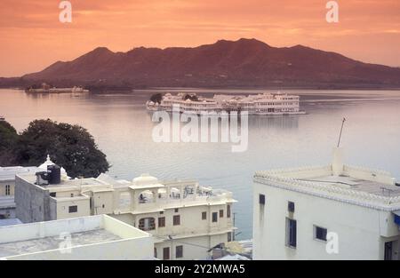 Une vue du palais Jagmandir sur le lac Pichhola dans la ville d'Udaipur dans la province du Rajasthan en Inde. Inde, Udaipur, janvier 1998 Banque D'Images