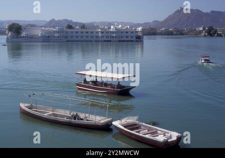 Une vue du palais Jagmandir sur le lac Pichhola dans la ville d'Udaipur dans la province du Rajasthan en Inde. Inde, Udaipur, janvier 1998 Banque D'Images