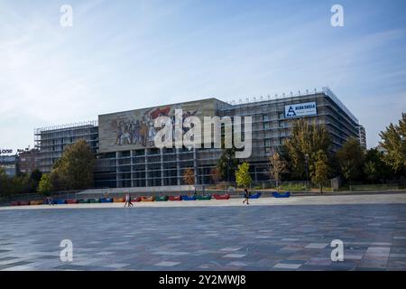 La peinture murale albanaise à l'extérieur du Musée historique national, en rénovation sur la place Skanderbeg à Tirana, la capitale de l'Albanie. Banque D'Images