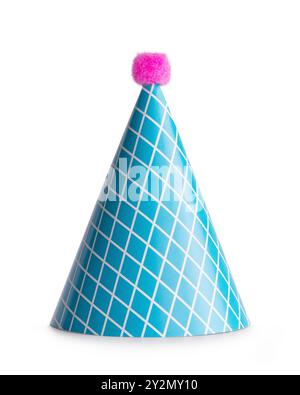 Chapeau de fête bleu aqua classique avec des lignes à carreaux blancs et pompon rose debout isolé sur fond blanc Banque D'Images