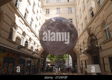 Installation Moon servant à promouvoir l'exposition Van Gogh, Piarista köz, Budapest, Hongrie Banque D'Images