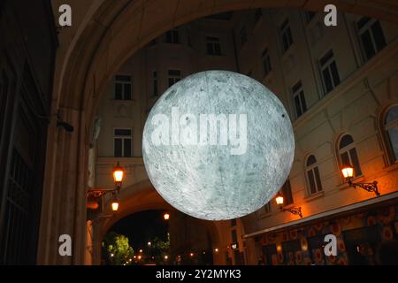 Installation Moon servant à promouvoir l'exposition Van Gogh, Piarista köz, Budapest, Hongrie Banque D'Images